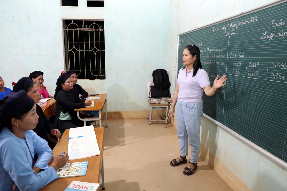 Giáo viên hướng dẫn học viên học bài, làm bài tập. (Ảnh: Văn Đạt/TTXVN)