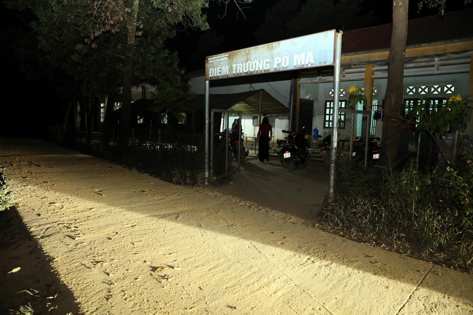 Lớp học xóa mù chữ tại điểm Trường Pò Mạ (thôn Pò Mạ, xã Thống Nhất, huyện biên giới Lộc Bình, tỉnh Lạng Sơn) tổ chức các buổi tối. (Ảnh: Văn Đạt/TTXVN)