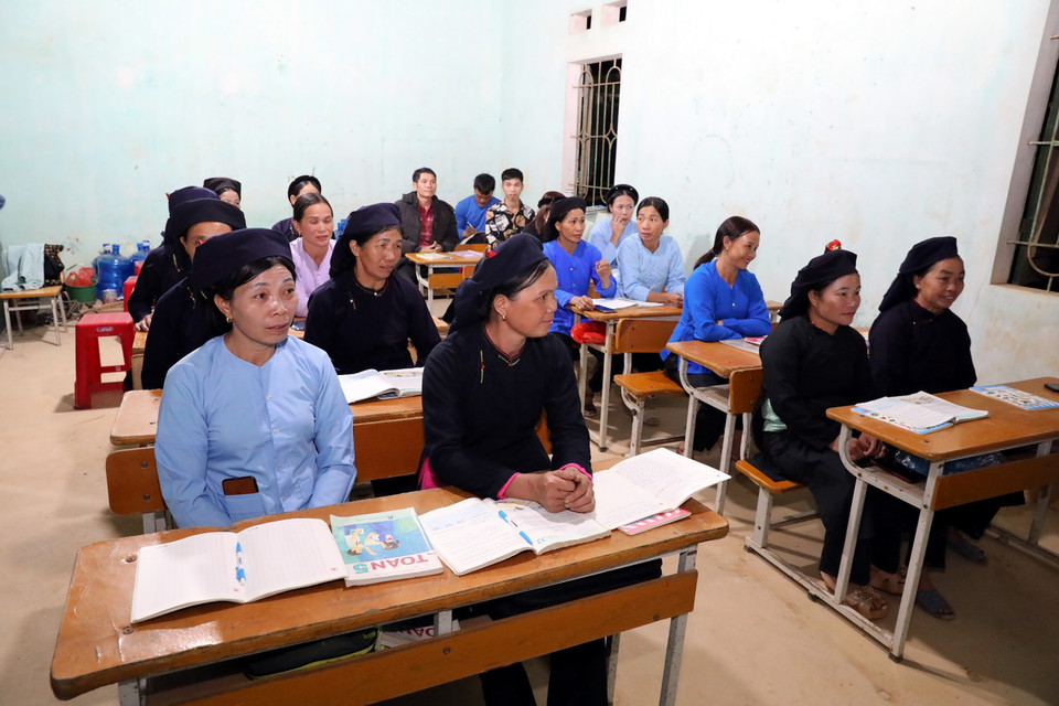 Sau một ngày làm việc, các học viên lại lên lớp học chữ với mong muốn biết viết, biết đọc, biết tính toán. (Ảnh: Văn Đạt/TTXVN)