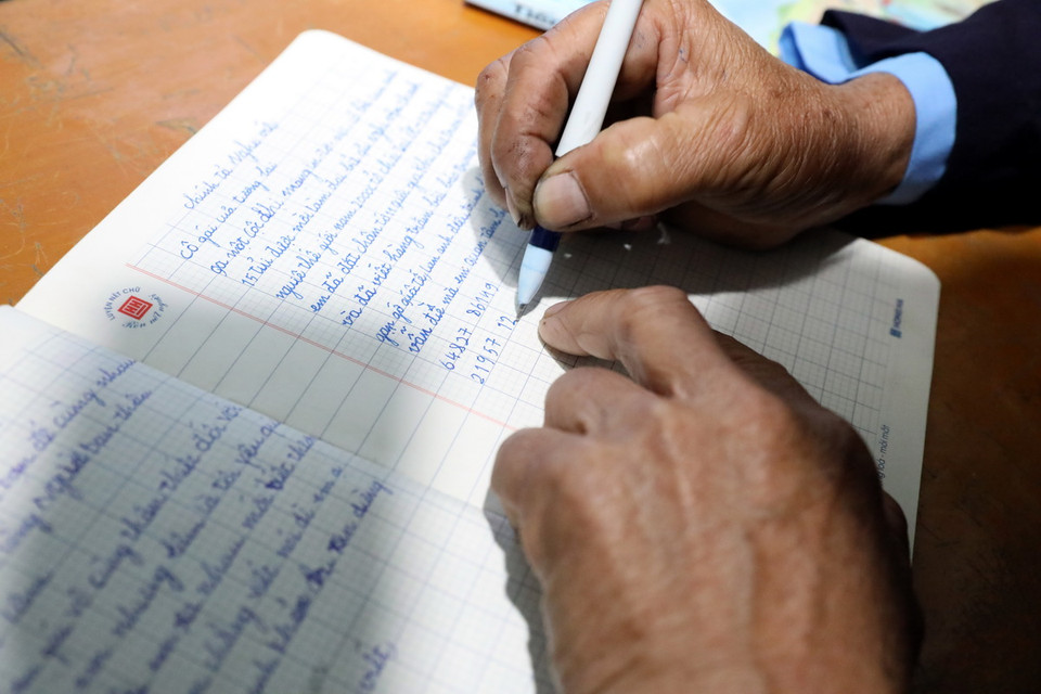 Thành quả của một học viên cao tuổi tại lớp xóa mù chữ tại điểm Trường Pò Mạ (thôn Pò Mạ, xã Thống Nhất, huyện biên giới Lộc Bình, tỉnh Lạng Sơn) sau khi học gần xong giai đoạn 2 của chương trình xóa mù chữ. (Ảnh: Văn Đạt/TTXVN)