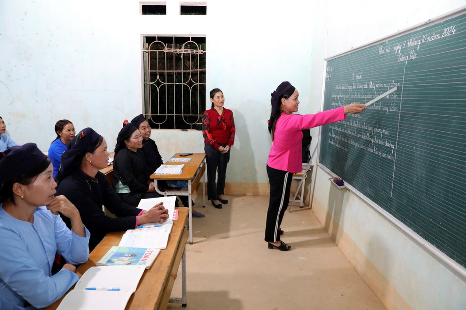 Học viên lớp xóa mù chữ tại điểm Trường Pò Mạ (thôn Pò Mạ, xã Thống Nhất, huyện biên giới Lộc Bình, tỉnh Lạng Sơn) đã đọc thạo, biết tính toán sau khi học gần hết giai đoạn 2 của chương trình xóa mù chữ. (Ảnh: Văn Đạt/TTXVN)