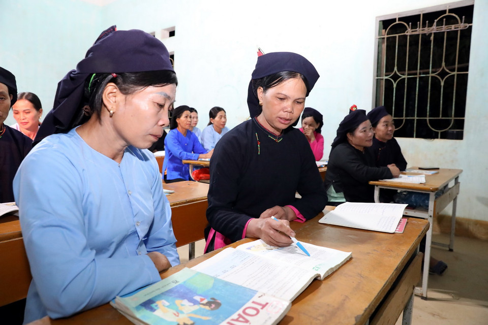 Học viên lớp xóa mù chữ tại điểm Trường Pò Mạ (thôn Pò Mạ, xã Thống Nhất, huyện biên giới Lộc Bình, tỉnh Lạng Sơn) đã đọc thạo, biết tính toán sau khi học gần hết giai đoạn 2 của chương trình xóa mù chữ. (Ảnh: Văn Đạt/TTXVN)