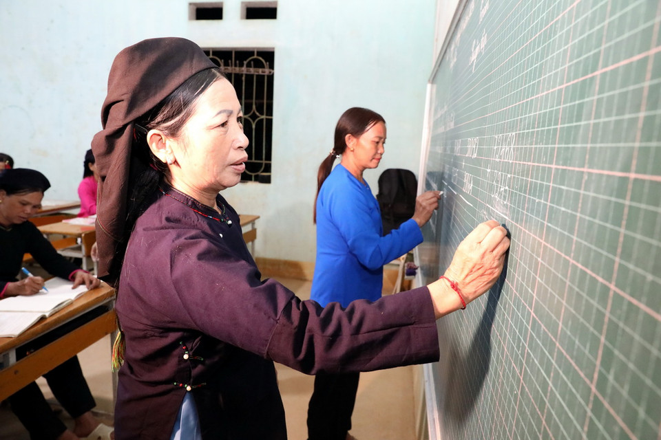 Học viên lớp xóa mù chữ tại điểm Trường Pò Mạ (thôn Pò Mạ, xã Thống Nhất, huyện biên giới Lộc Bình, tỉnh Lạng Sơn) tự tin làm các phép tính toán căn bản. (Ảnh: Văn Đạt/TTXVN)