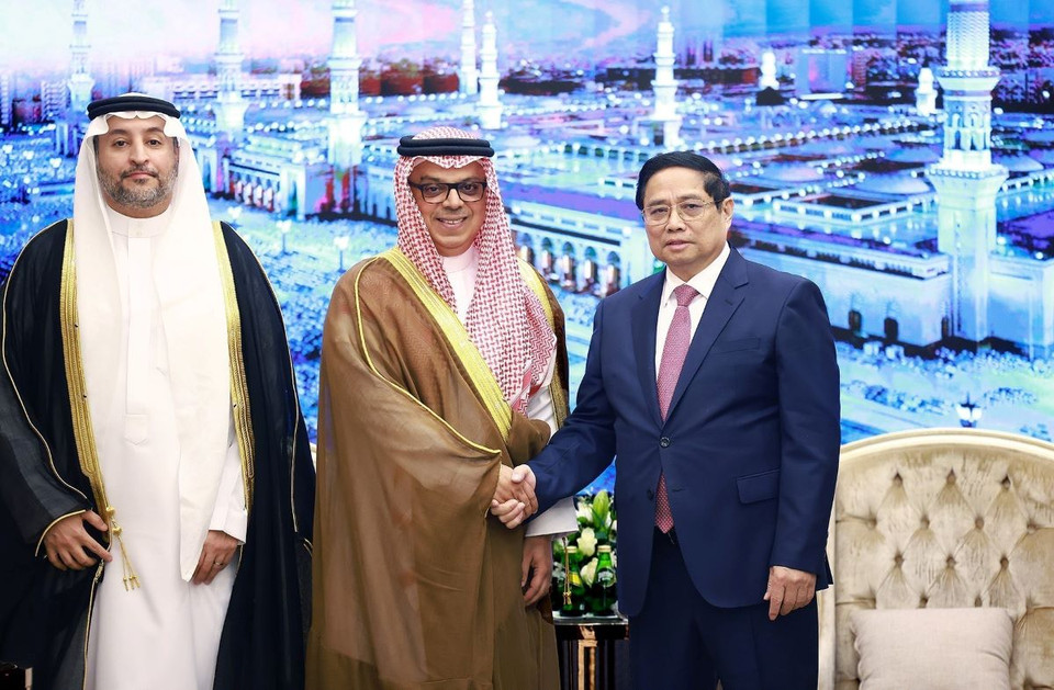Thủ tướng Phạm Minh Chính tiếp ông Abdulla Mohammed Al Zamil, Chủ tịch Công ty đầu tư công nghiệp Zamil. (Ảnh: Dương Giang/TTXVN)