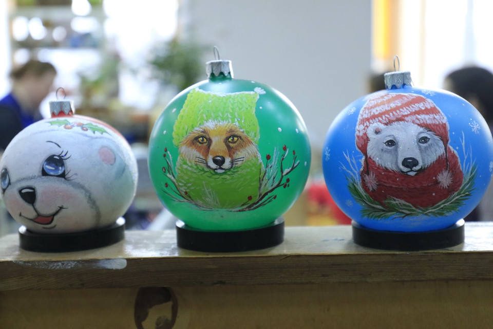 Tạo hình những quả bóng thủy tinh. (Ảnh: Trần Hiếu/TTXVN)