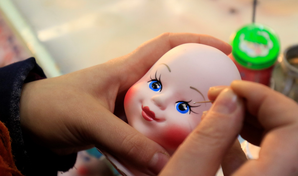 Các công nhân tạo hình mắt búp bê sinh động, đa dạng. (Ảnh: Trần Hiếu/TTXVN)