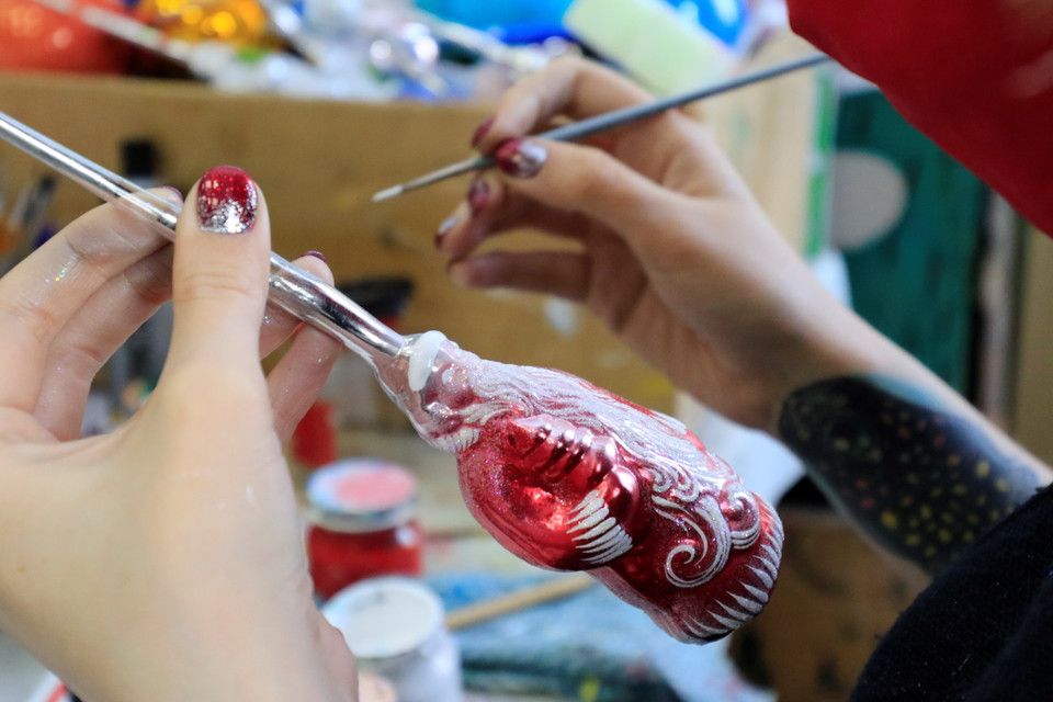 Đây là một trong ba doanh nghiệp lớn nhất nước Nga trong lĩnh vực này. Trong ảnh: Đồ trang trí ông già tuyết trang trí cây thông Noel. (Ảnh: Trần Hiếu/TTXVN)