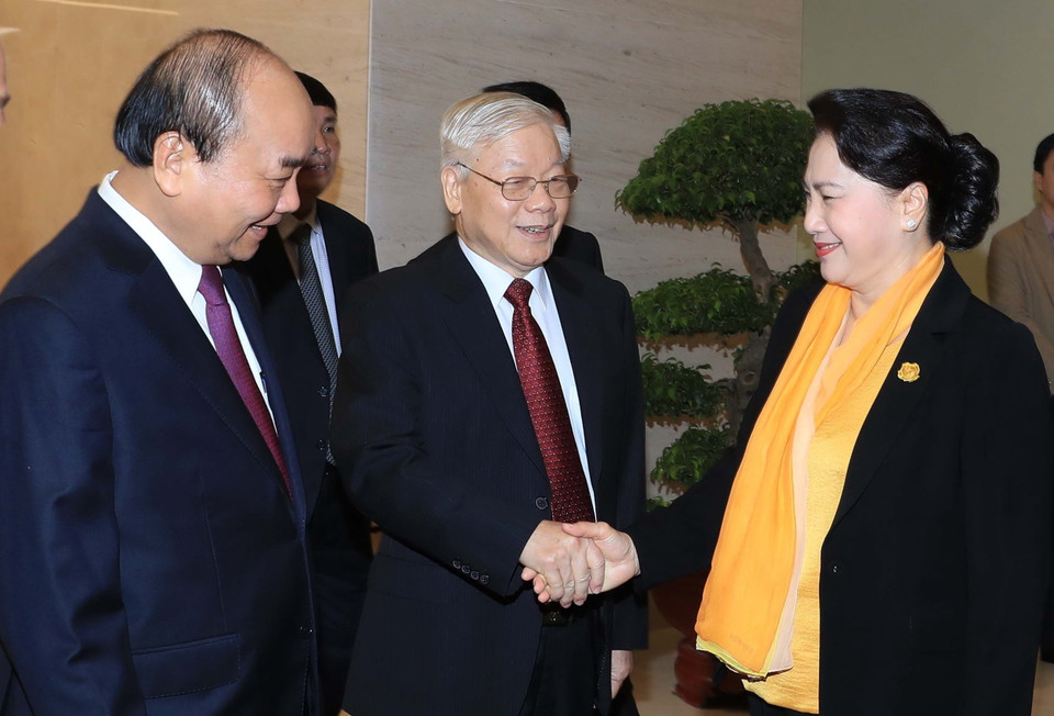 Tổng Bí thư, Chủ tịch nước Nguyễn Phú Trọng, Thủ tướng Nguyễn Xuân Phúc, Chủ tịch Quốc hội Nguyễn Thị Kim Ngân đến dự hội nghị trực tuyến triển khai Nghị quyết của Quốc hội khóa XIV về nhiệm vụ phát triển kinh tế, xã hội năm 2020 của Chính phủ với các địa phương. (Ảnh: Thống Nhất/TTXVN)