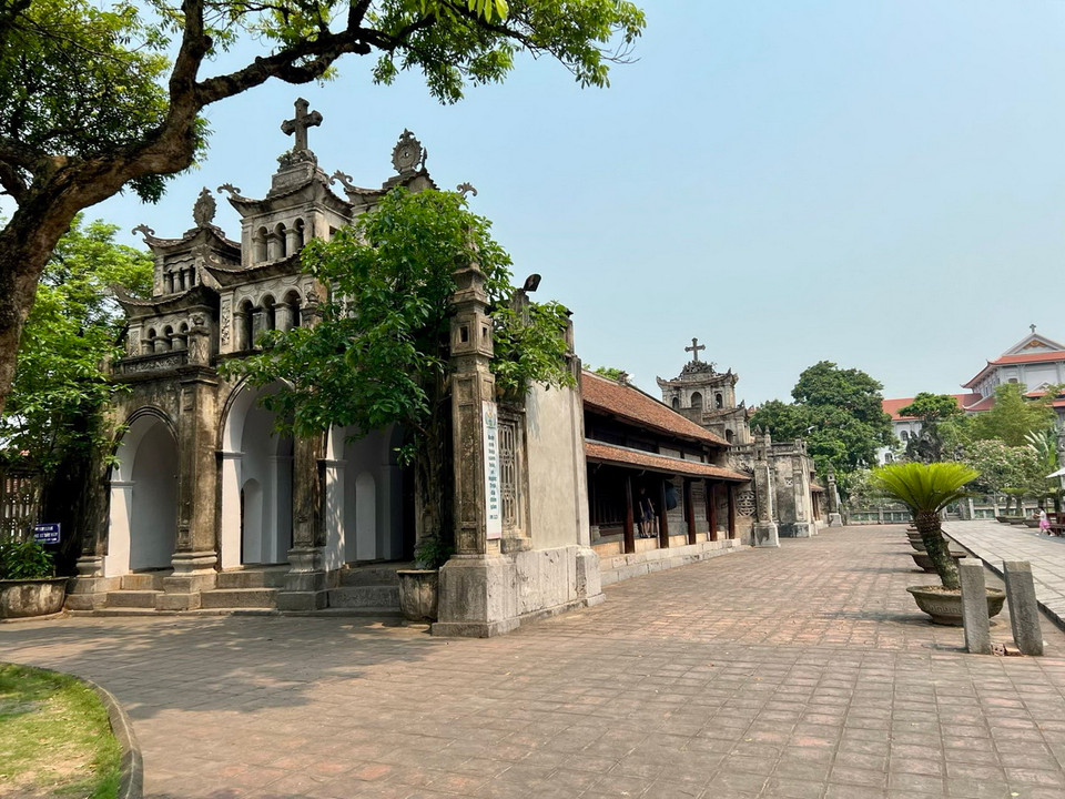 Ngoài các công trình kể trên, mỗi mặt bên trái và bên phải của nhà thờ lớn lại có 2 nhà thờ nhỏ nằm liền kề, gồm nhà thờ Thánh Phêrô, nhà thờ Thánh Giuse, nhà thờ Thánh Bôcô và nhà thờ Trái tim Chúa Jesus. (Ảnh: Vietnam+)