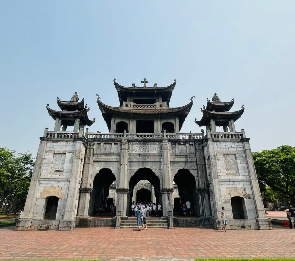 Không chỉ là nơi sinh hoạt văn hóa tâm linh chung của bà con giáo dân trong vùng Kim Sơn, nhà thờ đá Phát Diệm còn là công trình kiến trúc đặc sắc thu hút du khách gần xa đến tham quan, chiêm ngưỡng. (Ảnh: Vietnam+)