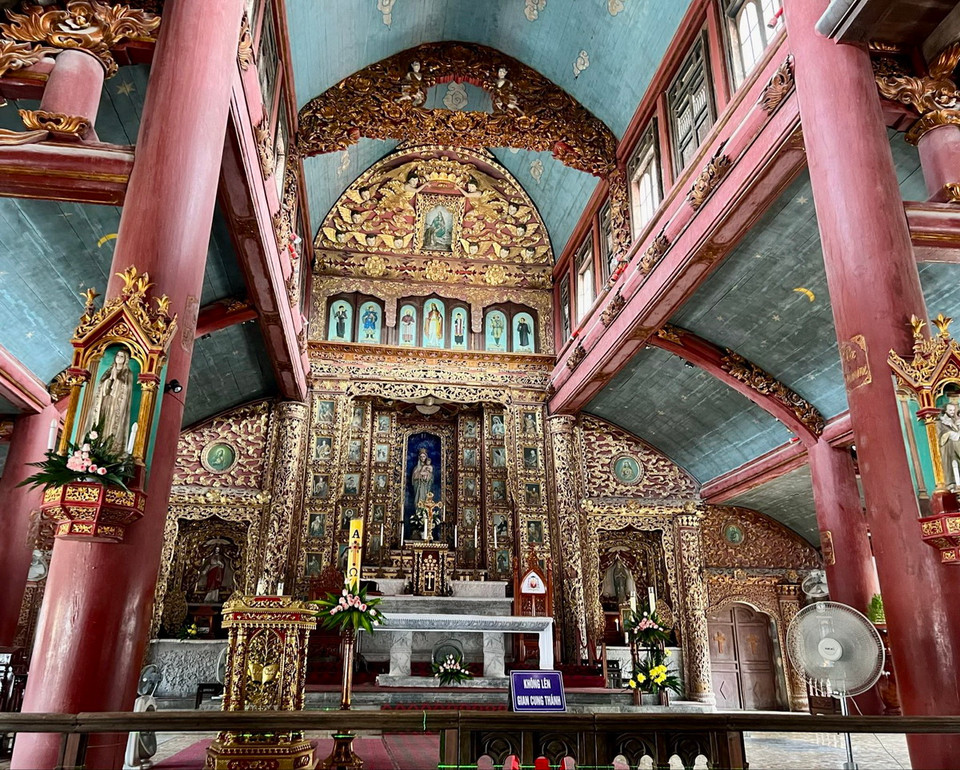 Bàn thờ chính trong nhà thờ lớn là một phiến đá nguyên khối dài 3m, rộng 0,9m, cao 0,8m; trên cả ba mặt đều có chạm khắc hoa lá. (Ảnh: Vietnam+)