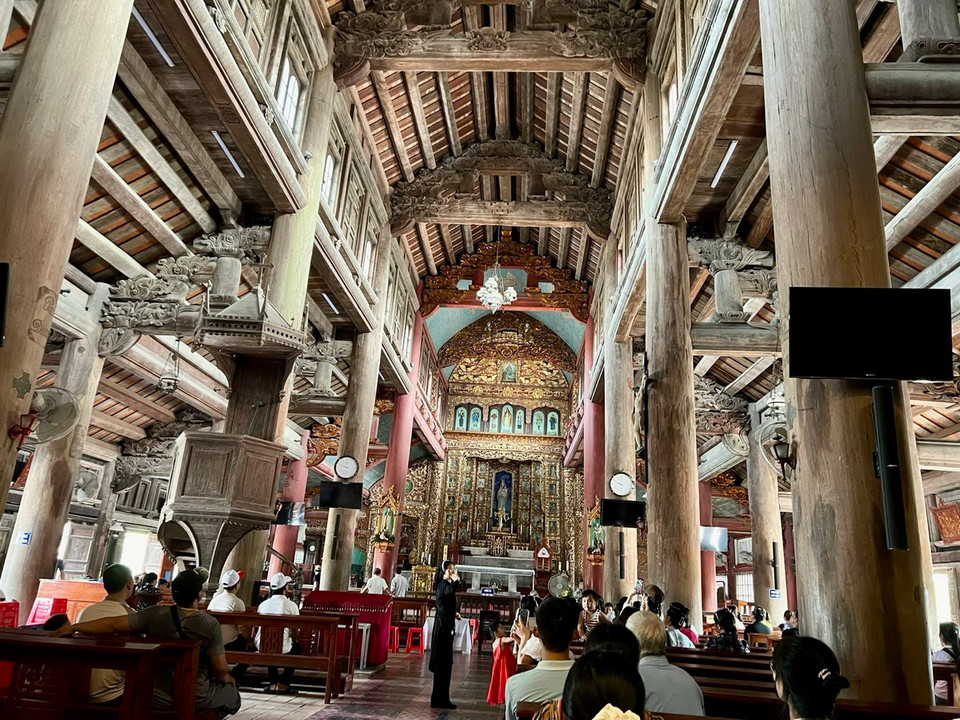 Quang cảnh bên trong nhà thờ lớn. (Ảnh: Vietnam+)