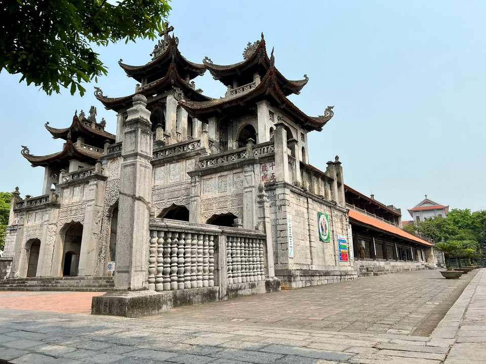 Nhà thờ có chiều dài là 74m, chiều rộng 21m, có 4 mái được chạm trổ tinh xảo và 6 hàng cột gỗ lim nguyên khối, hai hàng cột giữa cao tới 11m, mỗi cột nặng 10 tấn. (Ảnh: Vietnam+)