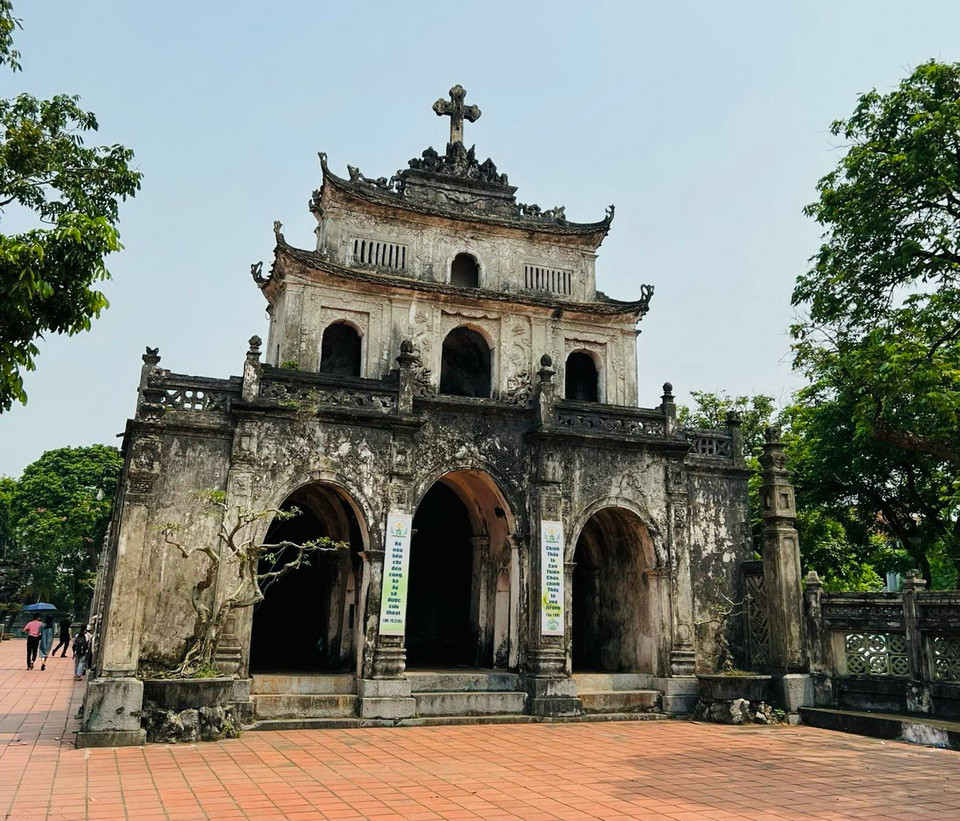 Trải qua hơn 100 năm tồn tại với những tác động từ thiên tai, chiến tranh nhưng công trình vẫn vững chãi và gìn giữ được nguyên trạng cho đến ngày nay. (Ảnh: Vietnam+)