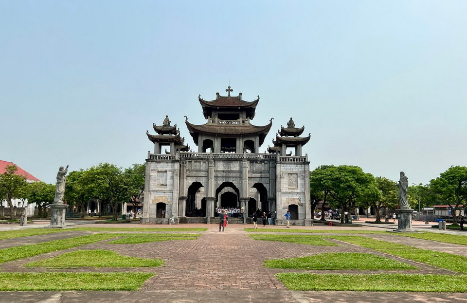 Nhà thờ đá Phát Diệm là quần thể nhà thờ Công giáo tọa lạc trên diện tích 22ha ở thị trấn Phát Diệm, huyện Kim Sơn, tỉnh Ninh Bình. (Ảnh: Vietnam+)