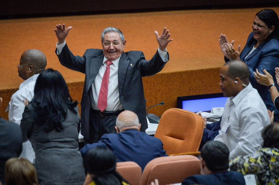 Bí thư thứ nhất Đảng Cộng sản và Chủ tịch mãn nhiệm Cuba Raúl Castro vẫy chào các đại biểu Quốc hội khóa IX. (Ảnh: Lê Hà/TTXVN)