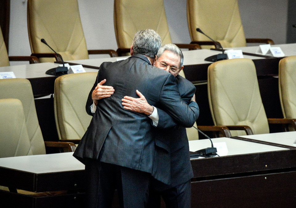 Bí thư thứ nhất Đảng Cộng sản Cuba và Chủ tịch mãn nhiệm Raúl Castro chúc mừng tân Chủ tịch Miguel Díaz-Canel trước Quốc hội. (Ảnh: Lê Hà/TTXVN)