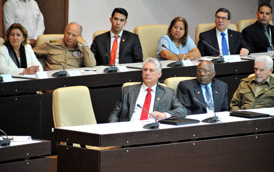 Chủ tịch Miguel Díaz-Canel và một số thành viên khác trong Hội đồng Nhà nước mới được bầu của Cuba. (Ảnh: Lê Hà/TTXVN) 