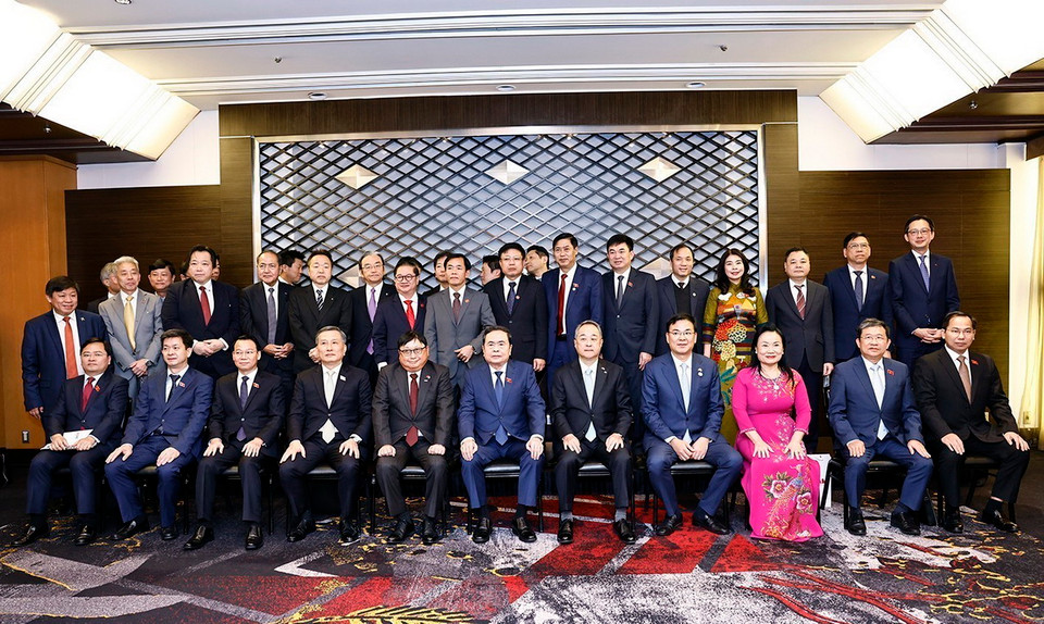 Chủ tịch Quốc hội Trần Thanh Mẫn với đại biểu. (Ảnh: Doãn Tấn/TTXVN)