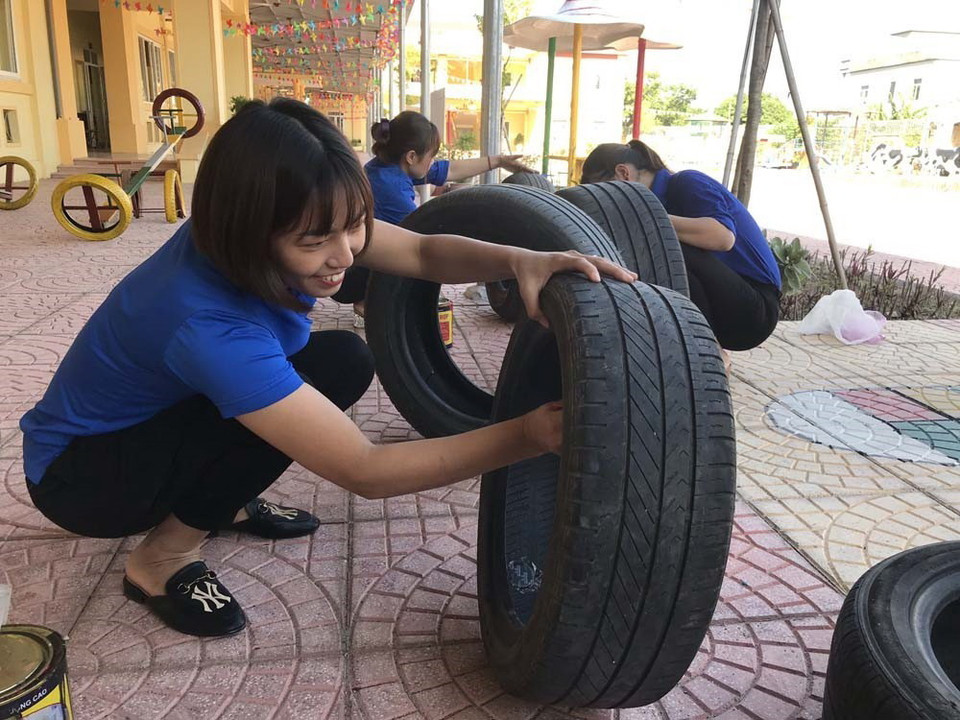 Chương trình ''Hành trình thứ hai của lốp xe'' được các đoàn viên thanh niên tỉnh Hải Dương thực hiện từ tháng 5/2020 đến tháng 12/2022, với mục tiêu tái chế ít nhất 500 lốp xa đã qua sử dụng thành sân chơi cho thanh thiếu nhi trên địa bàn các xã, phường, thị trấn trong tỉnh. Trong ảnh: Các đoàn viên kiểm tra lốp xe được tái chế. (Ảnh: Tiến Vĩnh/TTXVN)