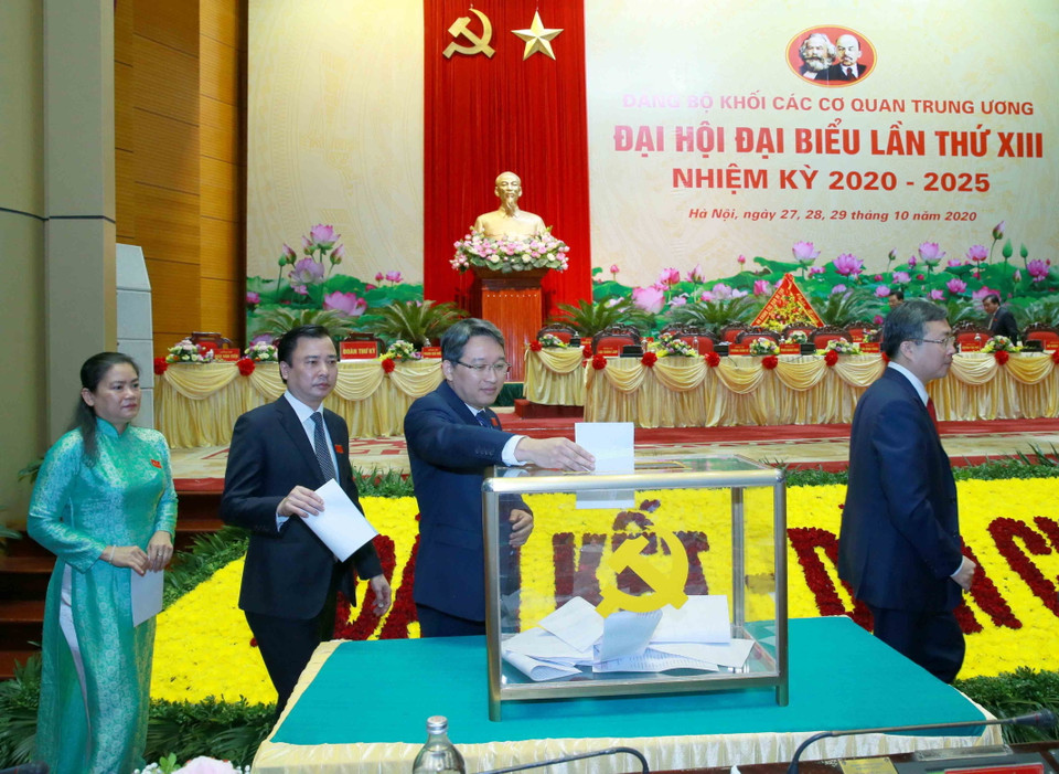 Các đại biểu bỏ phiếu bầu đoàn đại biểu Đảng bộ Khối các cơ quan Trung ương dự Đại hội 13 của Đảng. (Ảnh: Phương Hoa/TTXVN)