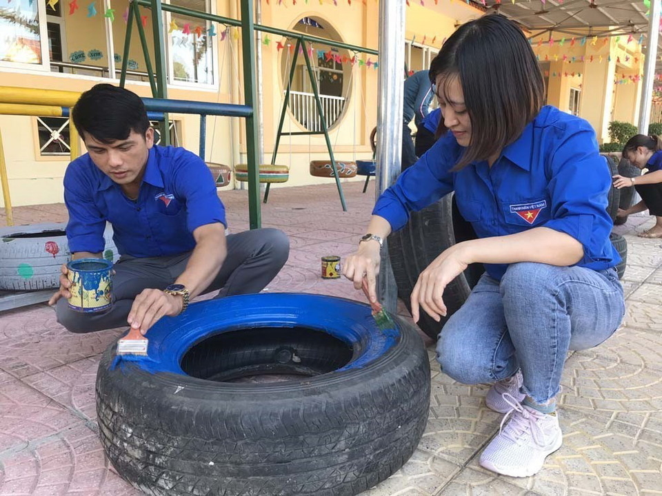 Đến nay, tỉnh Đoàn đã trao tặng được gần 20 bộ đồ chơi cho các cháu ở trường học và khu dân cư. Trong năm 2020, phấn đấu trao tặng các bộ đồ chơi từ những chiếc lốp xe hỏng cho 31 điểm trường và khu dân cư trong toàn tỉnh. Trong ảnh: Đoàn viên thanh niên sơn và trang trí cho lốp xe. (Ảnh: Tiến Vĩnh/TTXVN)