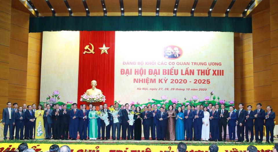 Đồng chí Trương Thị Mai, Ủy viên Bộ Chính trị, Bí thư Trung ương Đảng, Trưởng Ban Dân vận Trung ương tặng hoa chúc mừng Ban chấp hành Đảng bộ Khối các cơ quan Trung ương khóa 13. (Ảnh: Phương Hoa/TTXVN)