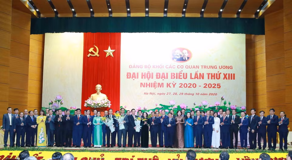 Đồng chí Trương Thị Mai, Ủy viên Bộ Chính trị, Bí thư Trung ương Đảng, Trưởng Ban Dân vận Trung ương tặng hoa chúc mừng Ban chấp hành Đảng bộ Khối các cơ quan Trung ương khóa 13. (Ảnh: Phương Hoa/TTXVN)