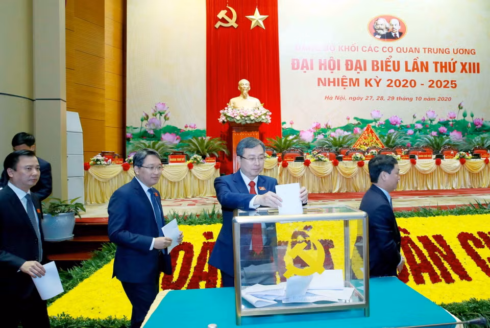 Các đại biểu bỏ phiếu bầu đoàn đại biểu Đảng bộ Khối các cơ quan Trung ương dự Đại hội 13 của Đảng. (Ảnh: Phương Hoa/TTXVN)