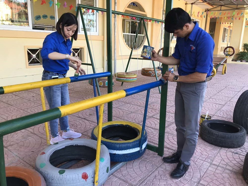 Đoàn viên sơn sản phẩm đường đi thăng bằng. (Ảnh: Tiến Vĩnh/TTXVN)