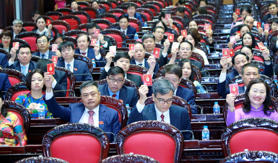 Đại biểu biểu quyết thông qua Nghị quyết Đại hội. (Ảnh: Phương Hoa/TTXVN)