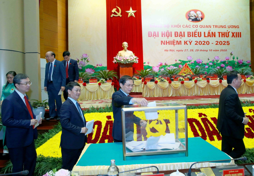 Các đại biểu bỏ phiếu bầu đoàn đại biểu Đảng bộ Khối các cơ quan Trung ương dự Đại hội 13 của Đảng. (Ảnh: Phương Hoa/TTXVN)