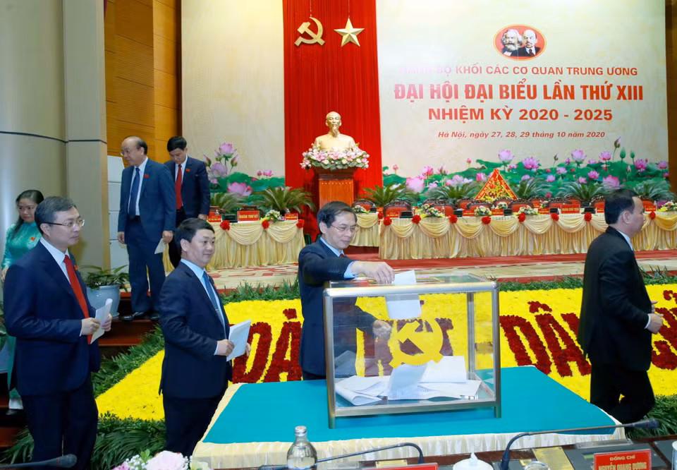 Các đại biểu bỏ phiếu bầu đoàn đại biểu Đảng bộ Khối các cơ quan Trung ương dự Đại hội 13 của Đảng. (Ảnh: Phương Hoa/TTXVN)