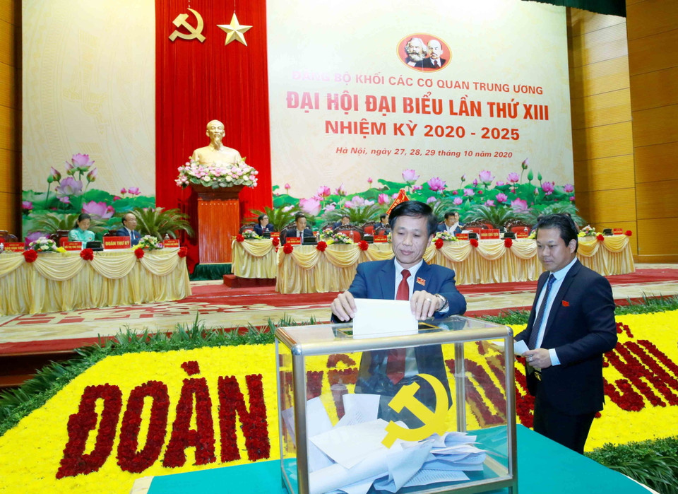 Các đại biểu bỏ phiếu bầu đoàn đại biểu Đảng bộ Khối các cơ quan Trung ương dự Đại hội 13 của Đảng. (Ảnh: Phương Hoa/TTXVN)