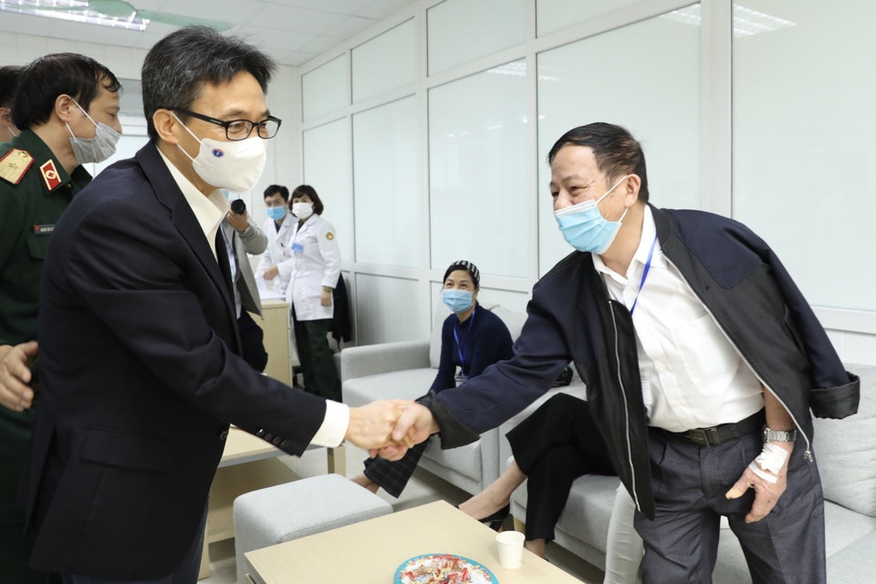 Phó Thủ tướng Chính phủ Vũ Đức Đam đến thăm, động viên nghiên cứu viên, tình nguyện viên tiêm thử nghiệm vaccine Nano Covax phòng COVID-19 giai đoạn hai tại Học viện Quân y (Bộ Quốc Phòng). (Ảnh: Minh Quyết/TTXVN)