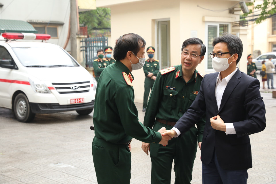 Phó Thủ tướng Chính phủ Vũ Đức Đam đến thăm, động viên nghiên cứu viên, tình nguyện viên tiêm thử nghiệm vaccine Nano Covax phòng COVID-19 giai đoạn hai tại Học viện Quân y (Bộ Quốc Phòng). (Ảnh: Minh Quyết/TTXVN)