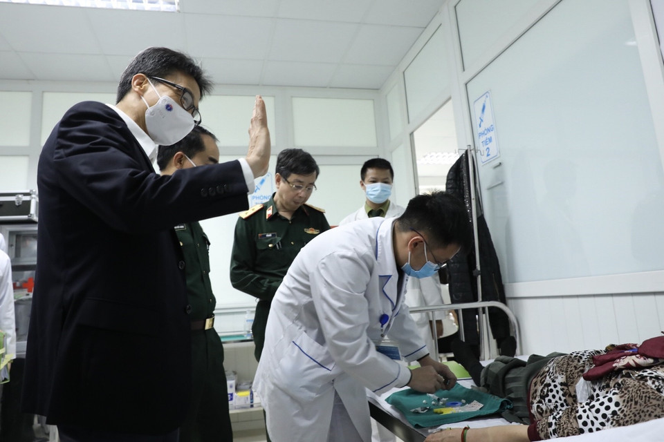 Phó Thủ tướng Chính phủ Vũ Đức Đam đến thăm, động viên nghiên cứu viên, tình nguyện viên tiêm thử nghiệm vaccine Nano Covax phòng COVID-19 giai đoạn hai tại Học viện Quân y (Bộ Quốc Phòng). (Ảnh: Minh Quyết/TTXVN)