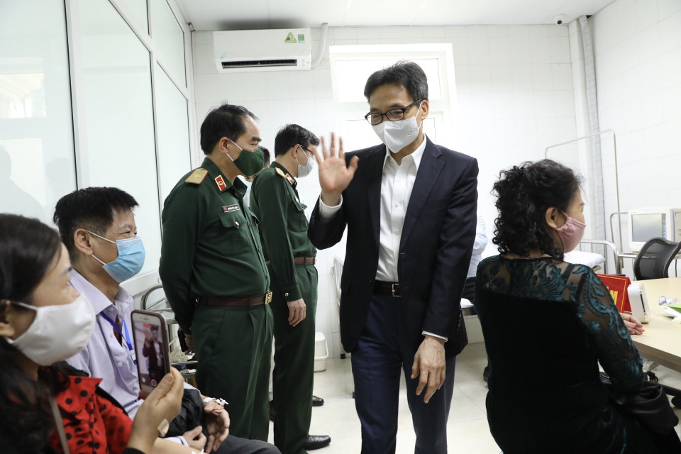 Phó Thủ tướng Chính phủ Vũ Đức Đam đến thăm, động viên nghiên cứu viên, tình nguyện viên tiêm thử nghiệm vaccine Nano Covax phòng COVID-19 giai đoạn hai tại Học viện Quân y (Bộ Quốc Phòng). (Ảnh: Minh Quyết/TTXVN)