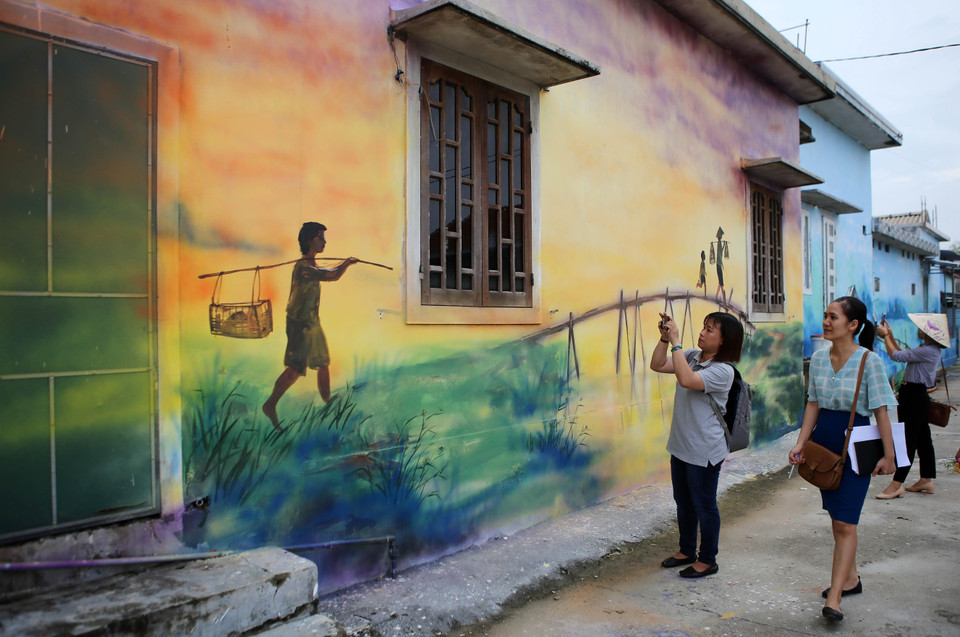 Làng chài Ngư Mỹ Thạnh, xã Quảng Lợi, huyện Quảng Điền, tỉnh Thừa Thiên-Huế là điểm du lịch sinh thái cộng đồng hấp dẫn với những hoạt động dân dã như cùng trải nghiệm đánh bắt thủy sản, ngắm vẻ đẹp thiên nhiên vùng đầm phá… (Ảnh: Hồ Cầu/TTXVN)
