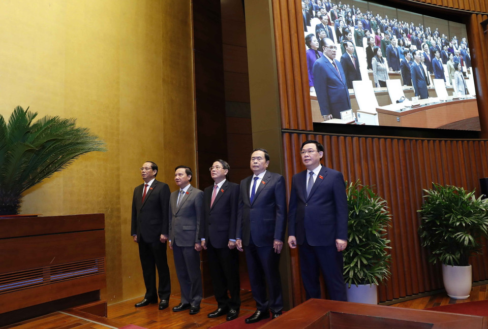 Chủ tịch Quốc hội Vương Đình Huệ và các Phó Chủ tịch Quốc hội thực hiện nghi lễ chào cờ, bế mạc Kỳ họp bất thường lần thứ 5, Quốc hội khóa XV. (Ảnh: Nhan Sáng/TTXVN)