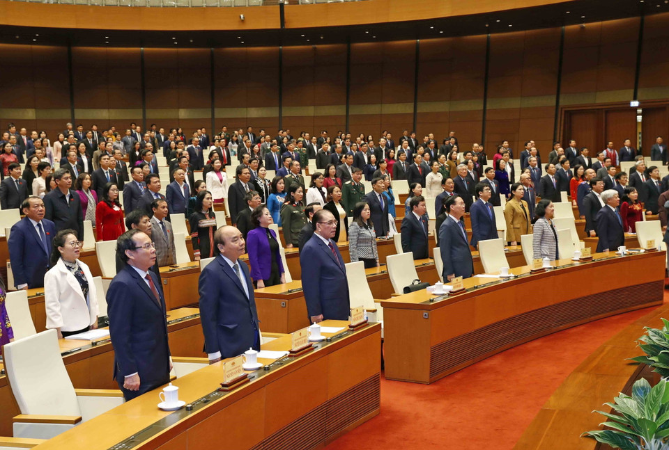 Các đồng chí lãnh đạo, nguyên lãnh đạo Đảng, Nhà nước và đại biểu thực hiện nghi lễ chào cờ, bế mạc Kỳ họp bất thường lần thứ 5, Quốc hội khóa XV. (Ảnh: Nhan Sáng/TTXVN)