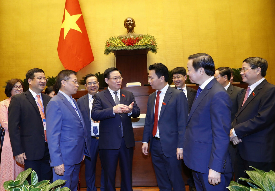 Chủ tịch Quốc hội Vương Đình Huệ với các đại biểu. (Ảnh: Nhan Sáng/TTXVN)