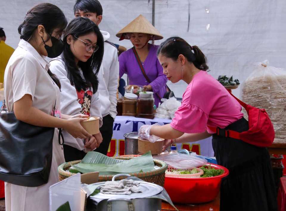 Du khách thưởng thức món ăn đặc sản của Đà Nẵng tại Ngày hội. (Ảnh: Trần Lê Lâm/Vietnam+)