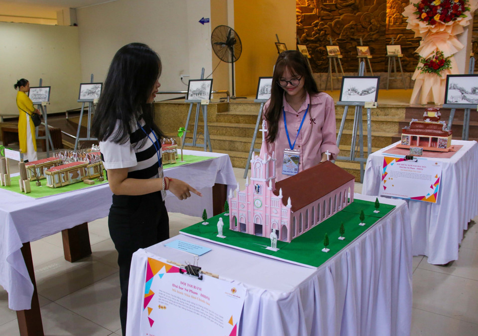 Trưng bày các mô hình kiến trúc tiêu biểu của Đà Nẵng tại Ngày hội. (Ảnh: Trần Lê Lâm/Vietnam+)