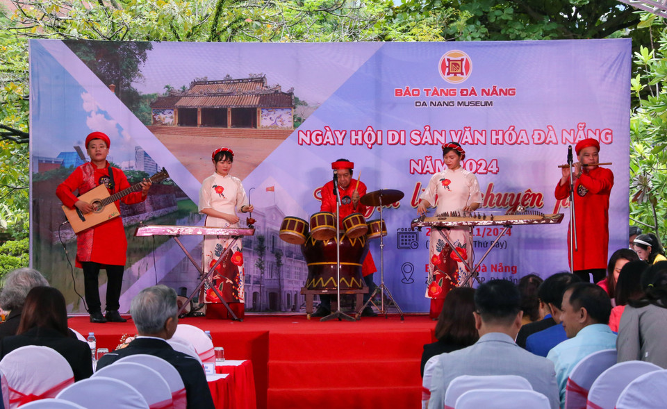 Biểu diễn nhạc cụ dân tộc tại Ngày hội. (Ảnh: Trần Lê Lâm/Vietnam+)