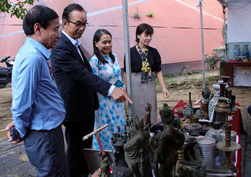 Khách tham quan khu vực chợ phiên bán các đồ xưa tại Ngày hội. (Ảnh: Trần Lê Lâm/Vietnam+)