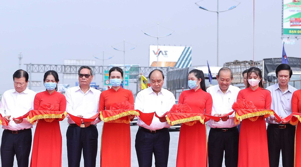 Thủ tướng Nguyễn Xuân Phúc và các đại biểu thực hiện nghi thức thông tuyến kỹ thuật cao tốc Trung Lương-Mỹ Thuận. (Ảnh: Thống Nhất/TTXVN)