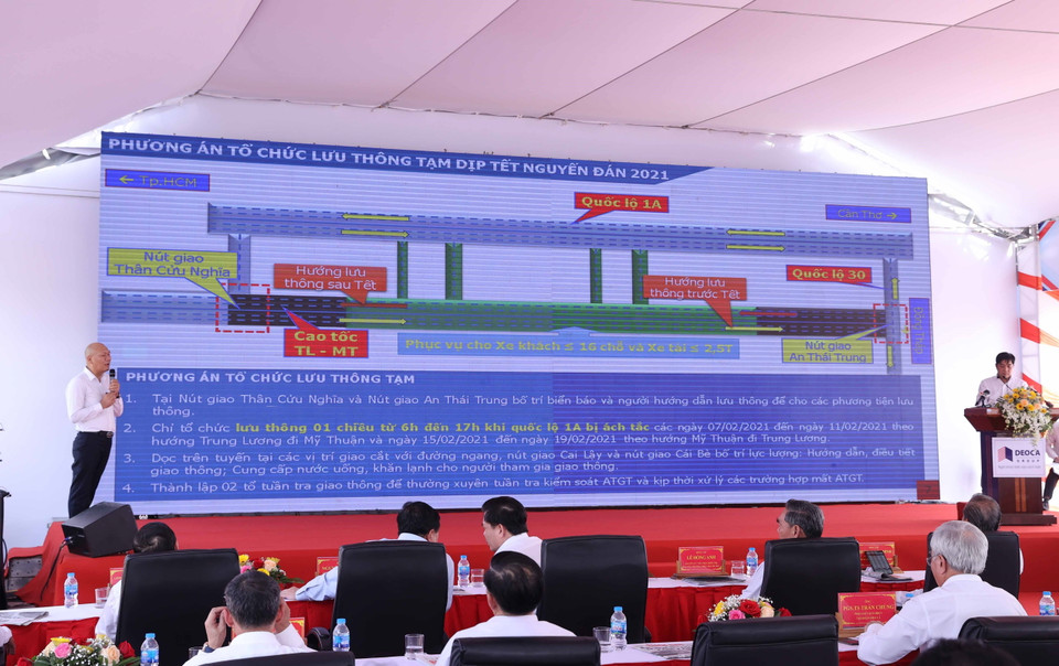 Đại diện Công ty Cổ phần Đầu tư hạ tầng giao thông Đèo Cả trình bày dự án cao tốc tại buổi lễ. (Ảnh: Thống Nhất/TTXVN)