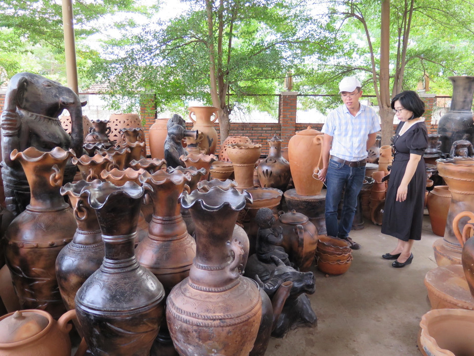 Các sản phẩm gốm của Hợp tác xã gốm Chăm Bàu Trúc. (Ảnh: Minh Hưng/TTXVN)