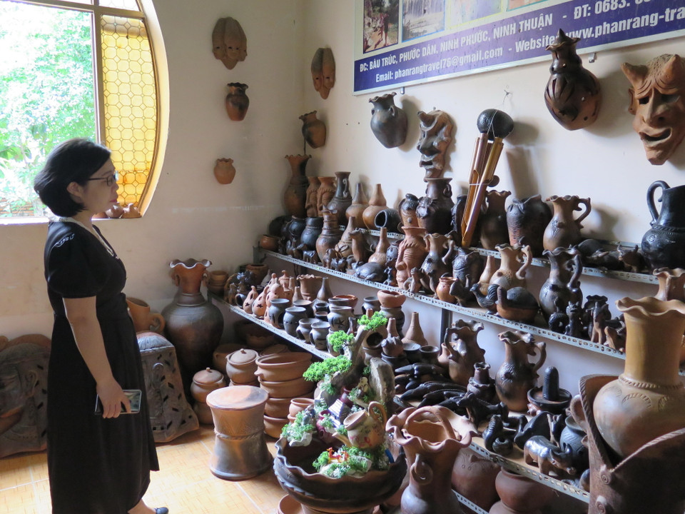 Gốm được nung lộ thiên bằng rơm, bằng củi nên sản phẩm khi nung xong có độ chín không đều, chỗ đen đậm, chỗ vàng. Tất cả đã tạo nên những sản phẩm gốm có tính độc bản cao. Hiện chính quyền địa phương đang cố gắng nỗ lực giúp gốm Bàu Trúc có nhiều nguồn lực để phát triển và bảo tồn làng nghề thủ công truyền thống độc đáo. (Ảnh: Minh Hưng/TTXVN)